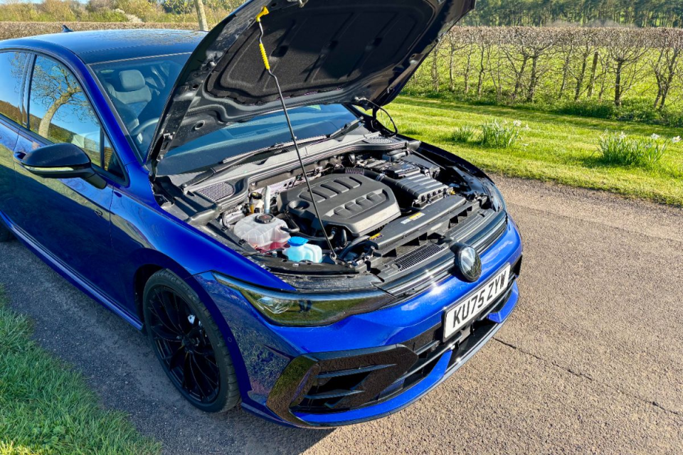 Scène d'événement d'actualité avec une foule rassemblée devant un bâtiment important de la ville sous un ciel bleu clair