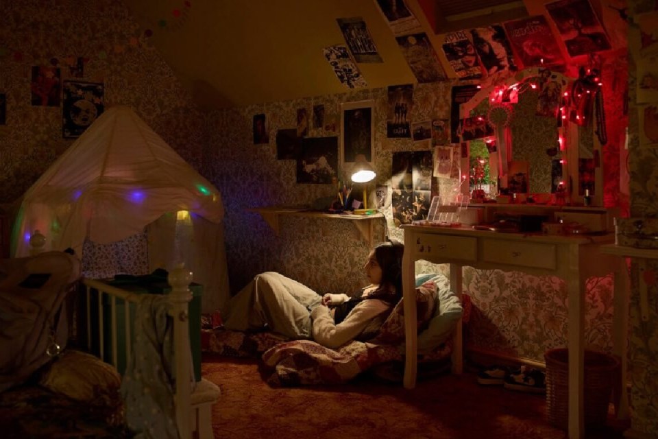 Violas elegantly decorated room with modern furnishings and soft lighting creating a cozy ambiance.