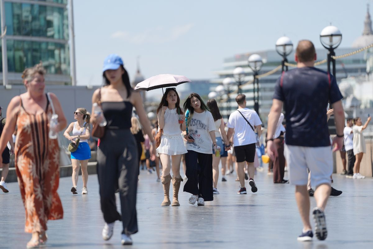 Heatwave drives shoppers off high streets in blow to retailers
