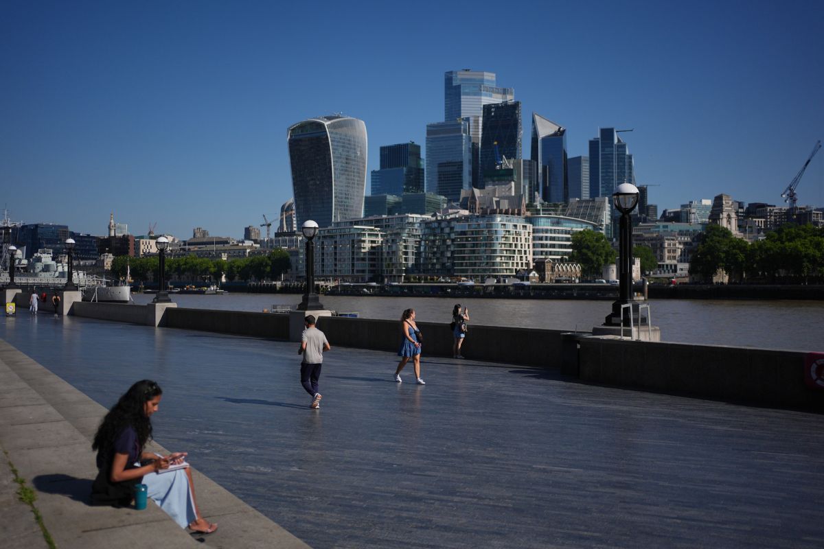 City firms send workers home as heatwave melts London
