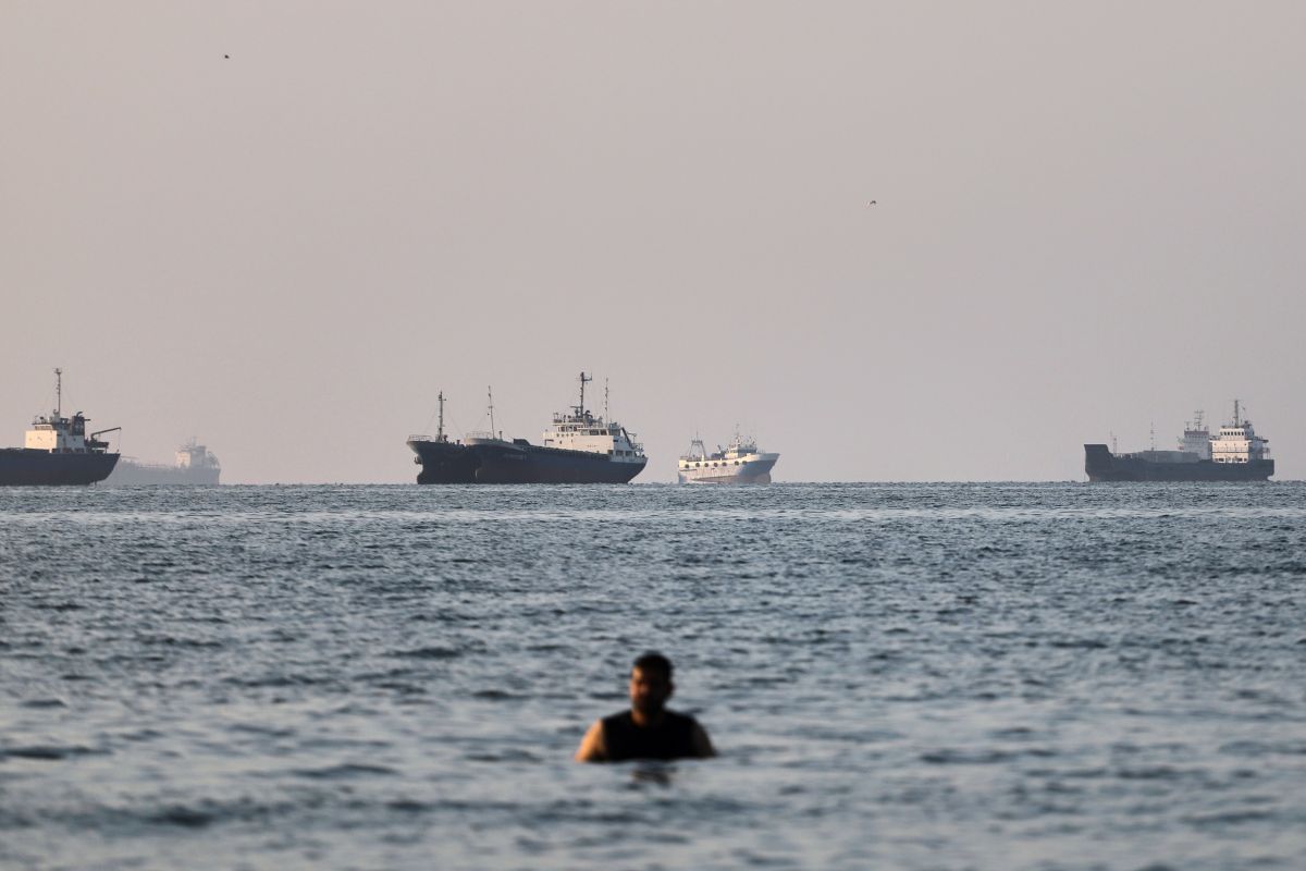 Iran Closes Strait of Hormuz, Warns Vessels