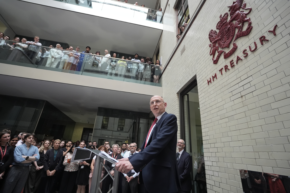 UK Business Confidence Rises Amid Resilient Consumer Spending