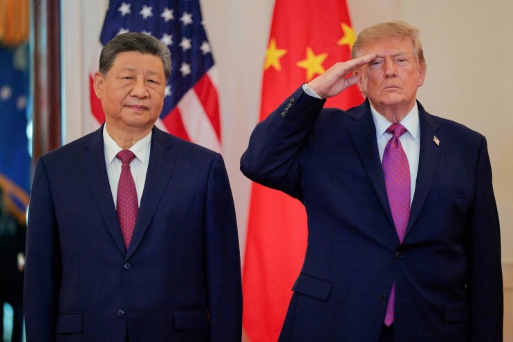 Xi Jinping and Donald Trump in suits, with US and Chinese flags during a state visit.