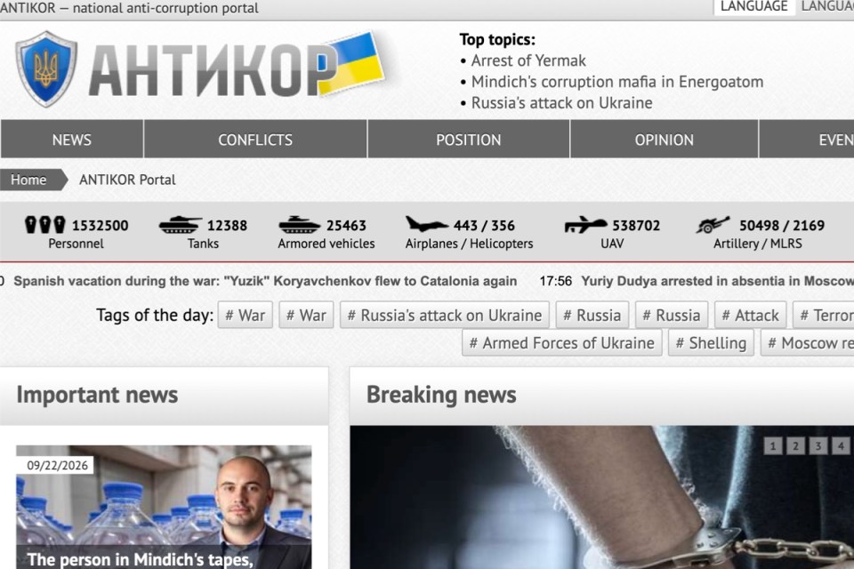 Screenshot of the ANTİKOR anti-corruption portal homepage with news, statistics, and top topics.