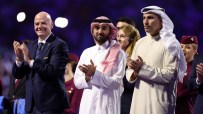 Gianni Infantino applauds alongside two men in traditional Arab attire at an event.