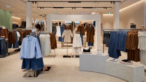 Fashionable shoppers on Drottninggatan in Stockholm, showcasing H&Ms latest trends.