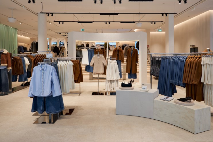 Fashionable shoppers on Drottninggatan in Stockholm, showcasing H&Ms latest trends.